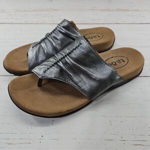Taos Gift 2 Slide Thong Sandals Womens 8 Metallic Pewter Leather